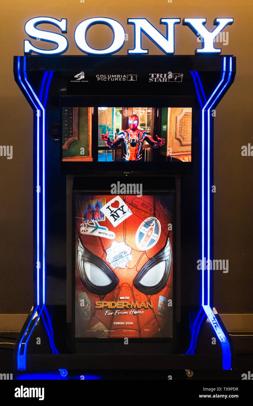 Bangkok, Thailandia - Giu 24, 2019: Spider-Man: lontano da casa il poster e schermo TV display kiosk mostrando trailer del film in teatro. Filmato pubblicitario Foto Stock