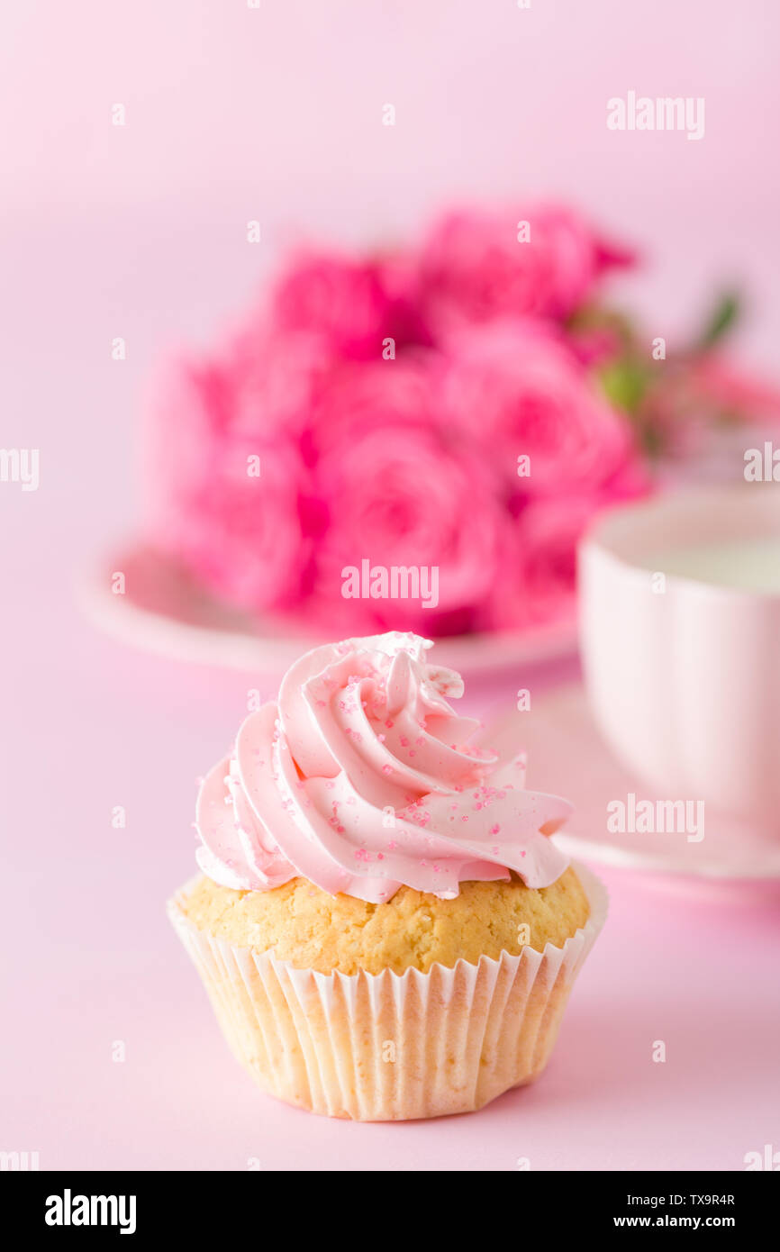 Tortina con crema rosa e Decorazione rose sul rosa pastello - sfondo romantico banner orizzontale per congratulazioni, biglietto di auguri per il compleanno, abbiamo Foto Stock