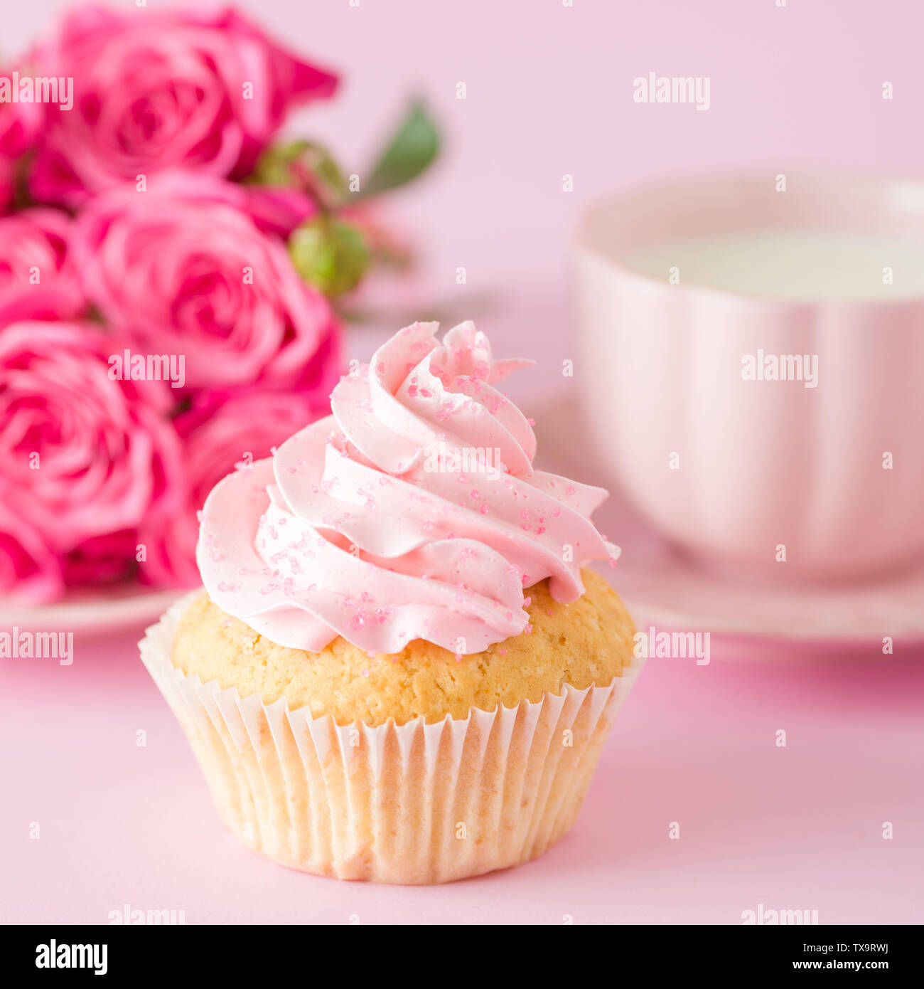 Tortina con crema rosa e Decorazione rose sul rosa pastello - sfondo romantico banner orizzontale per congratulazioni, biglietto di auguri per il compleanno, abbiamo Foto Stock