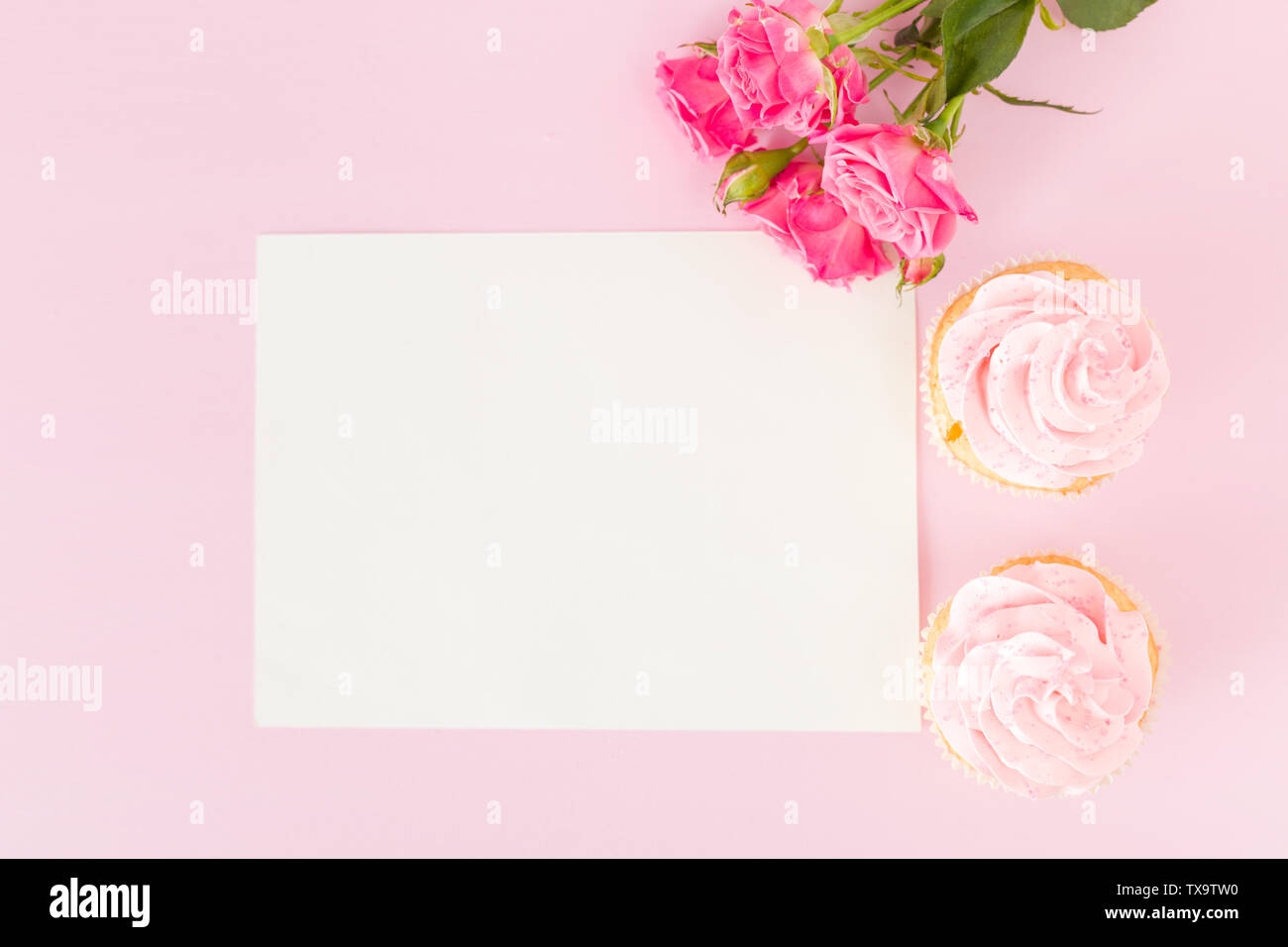 Tortina con crema rosa e Decorazione rose sul rosa pastello - sfondo romantico banner orizzontale per congratulazioni, biglietto di auguri per il compleanno, abbiamo Foto Stock