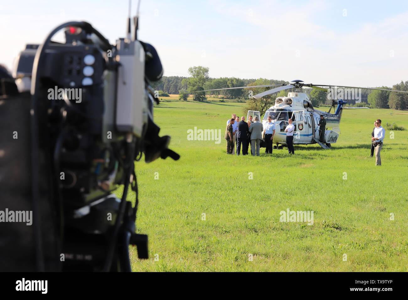 Une 24, 2019 - Eurofighter crash in Germania - Tedesco il Ministro della Difesa, Ursula von der Leyen sbarco sulla scena di un incidente con un elicottero. Foto Stock