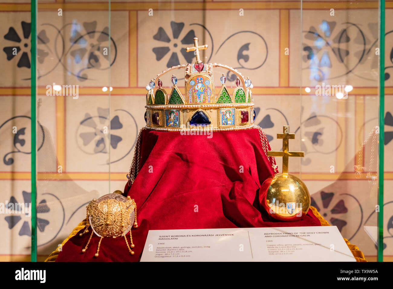 Budapest, Nov 9: Corona del display all'interno della famosa Chiesa di San Mattia il Nov 9, 2018 a Budapest, Ungheria Foto Stock