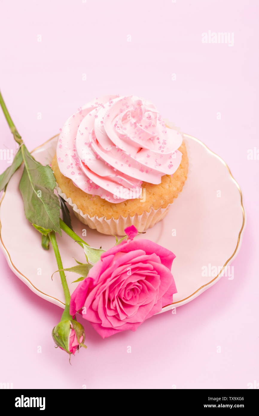 Tortina con crema rosa e Decorazione rose sul rosa pastello - sfondo romantico banner orizzontale per congratulazioni, biglietto di auguri per il compleanno, abbiamo Foto Stock