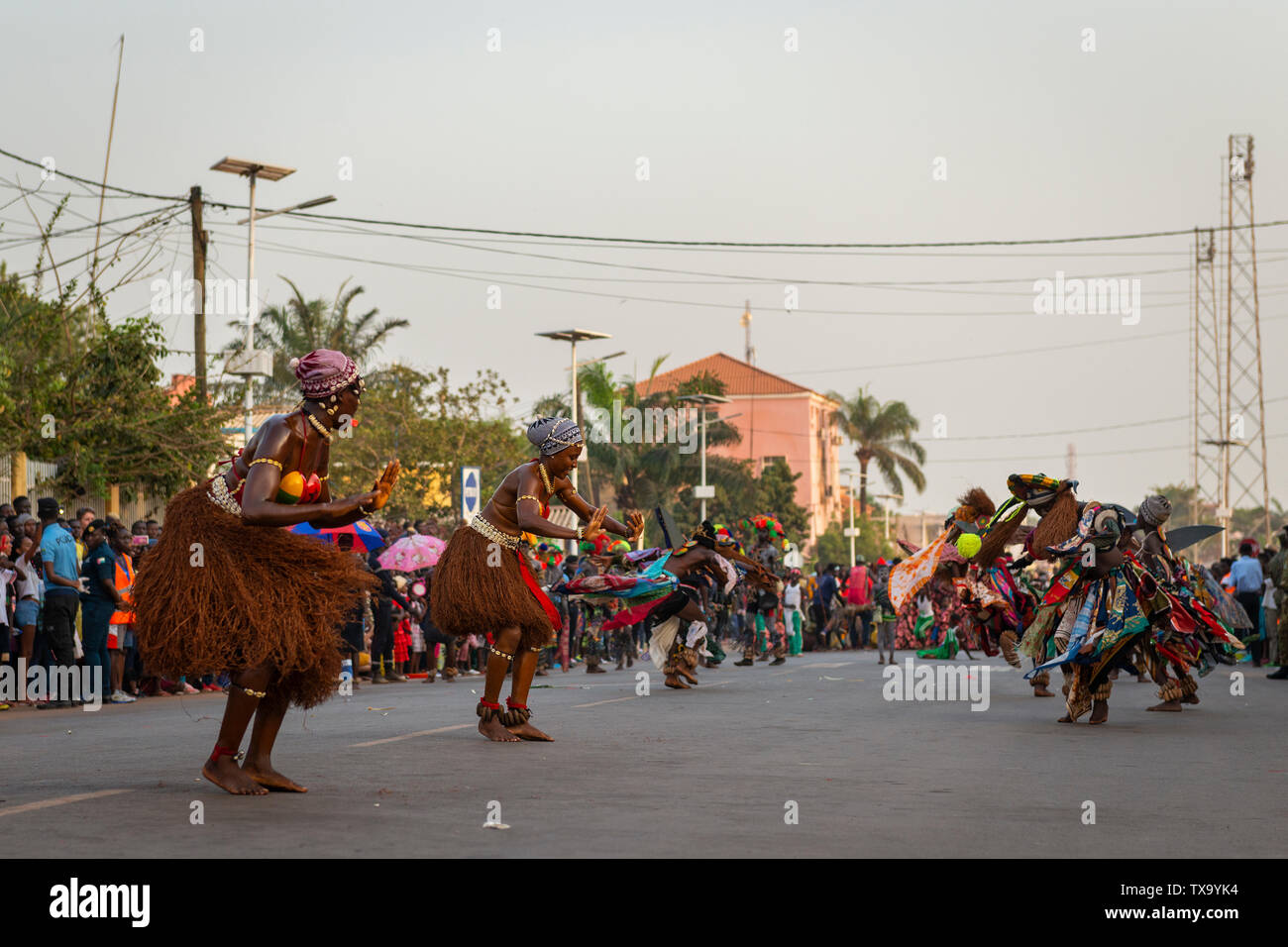 Bissau, Repubblica di Guinea Bissau - 12 Febbraio 2018: belle ragazze di eseguire durante le feste di Carnevale nella città di Bisssau. Foto Stock