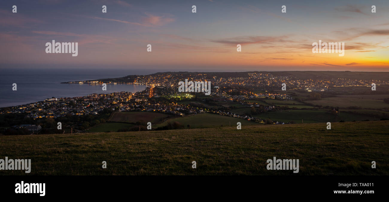 Tramonto sulla baia con le luci di strada Foto Stock