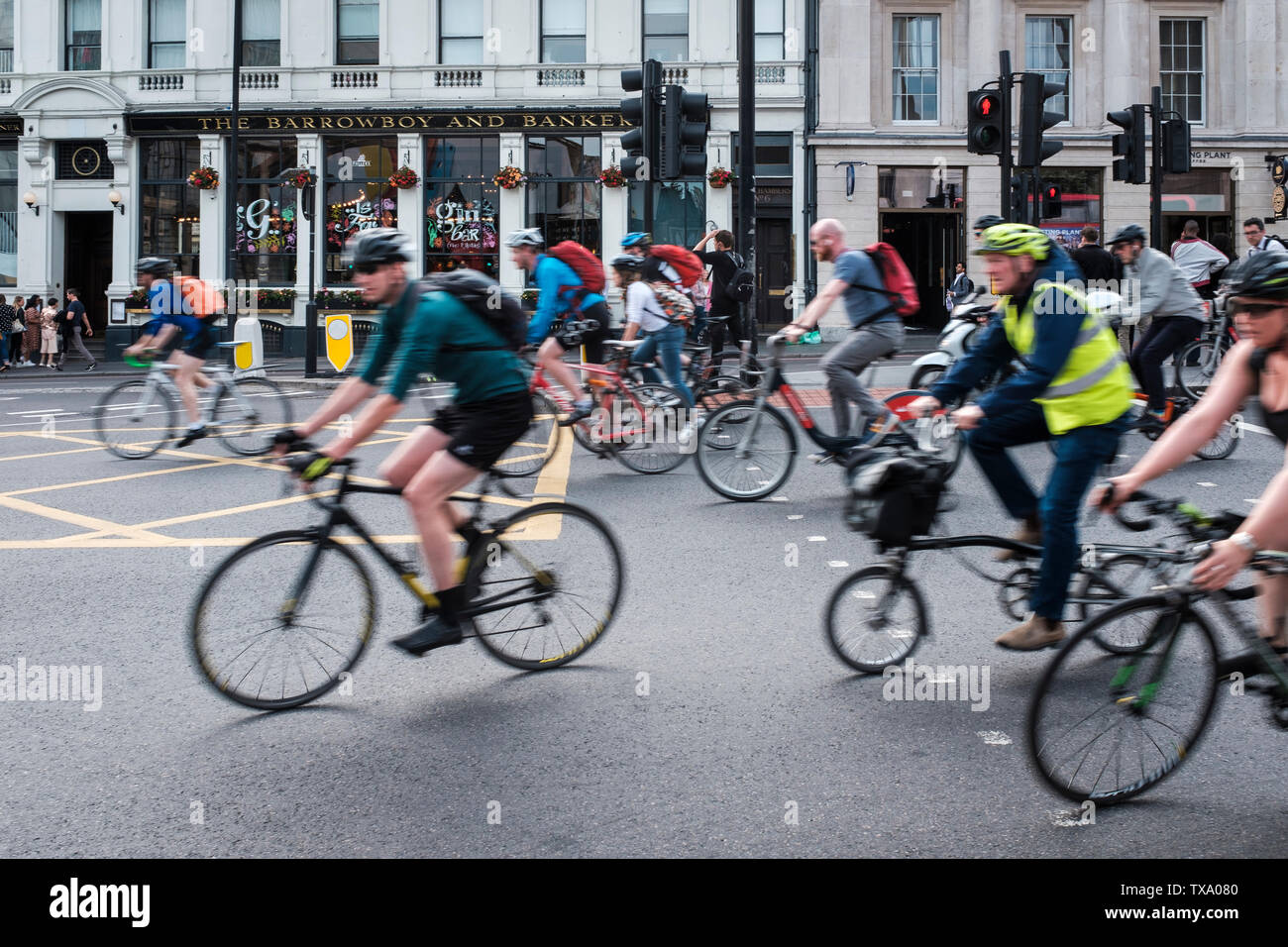 L'Inghilterra,London-Cycling a casa dopo il lavoro. Ora di punta sul London Bridge semaforo- sfocatura del movimento Foto Stock