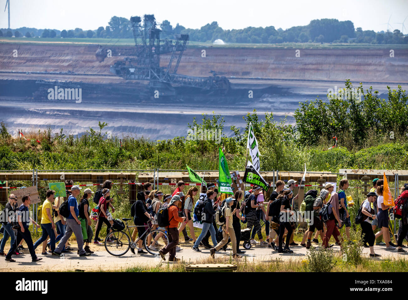 Prima la protezione del clima a livello internazionale la dimostrazione, clima sciopero, il movimento di venerdì per il futuro, presso la miniera di lignite Garzweiler, con diversi th Foto Stock