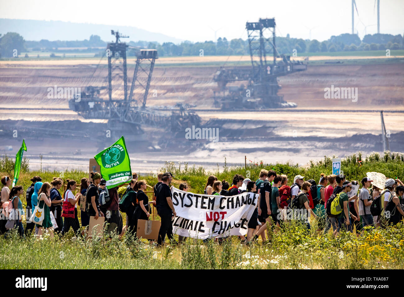 Prima la protezione del clima a livello internazionale la dimostrazione, clima sciopero, il movimento di venerdì per il futuro, presso la miniera di lignite Garzweiler, con diversi th Foto Stock