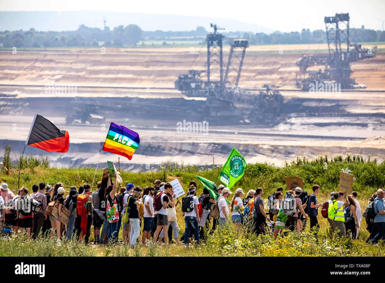 Prima la protezione del clima a livello internazionale la dimostrazione, clima sciopero, il movimento di venerdì per il futuro, presso la miniera di lignite Garzweiler, con diversi th Foto Stock