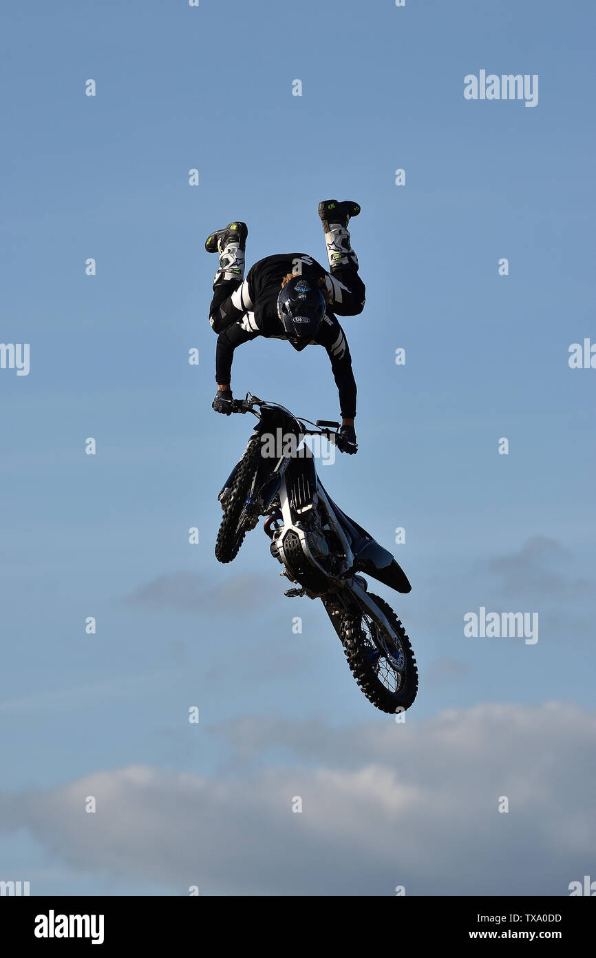 Squibb moto Freestyle team di visualizzazione eseguire a Cheltenham Balloon Fiesta 2019 Foto Stock