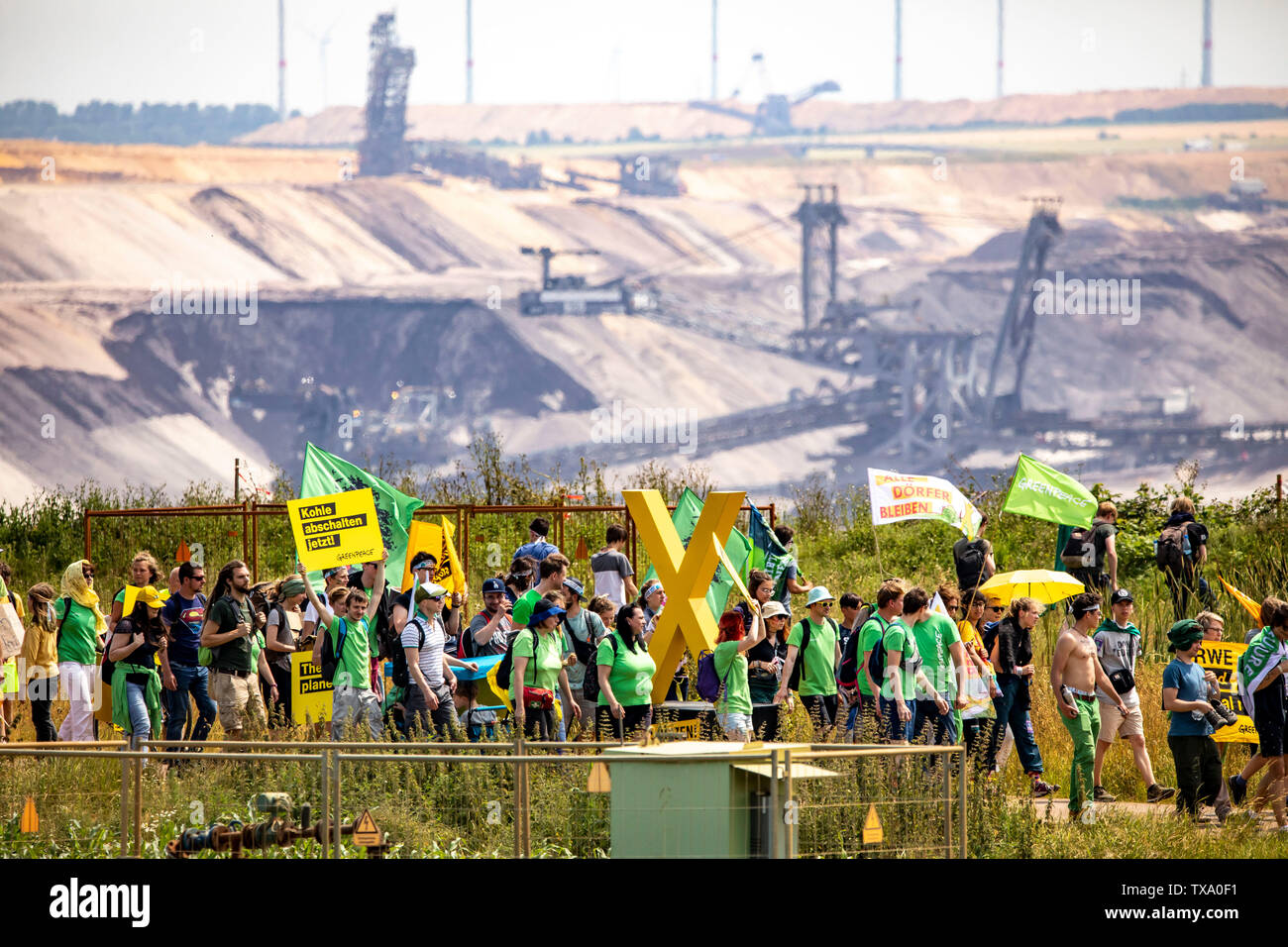 Prima la protezione del clima a livello internazionale la dimostrazione, clima sciopero, il movimento di venerdì per il futuro, presso la miniera di lignite Garzweiler, con diversi th Foto Stock