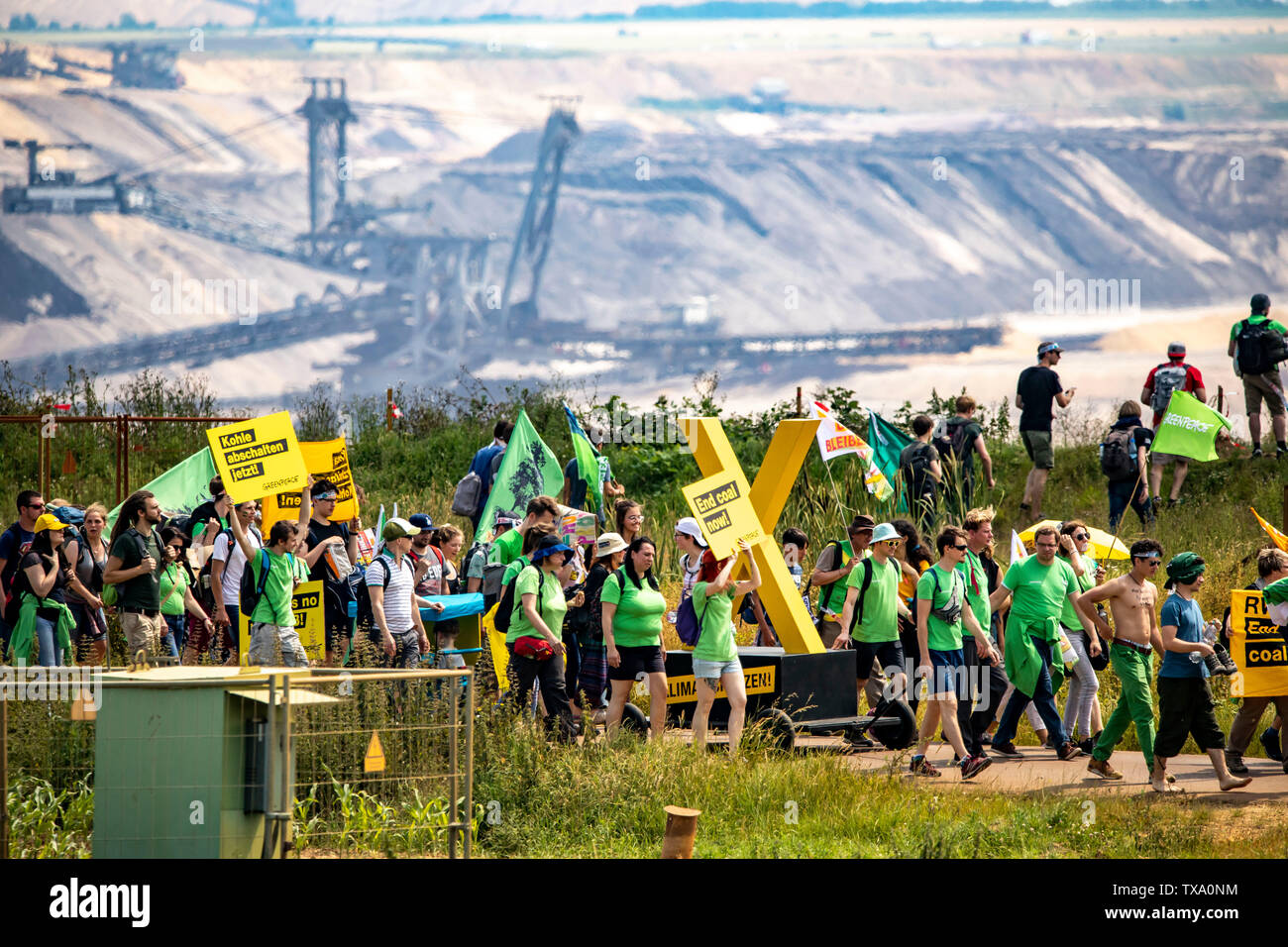 Prima la protezione del clima a livello internazionale la dimostrazione, clima sciopero, il movimento di venerdì per il futuro, presso la miniera di lignite Garzweiler, con diversi th Foto Stock