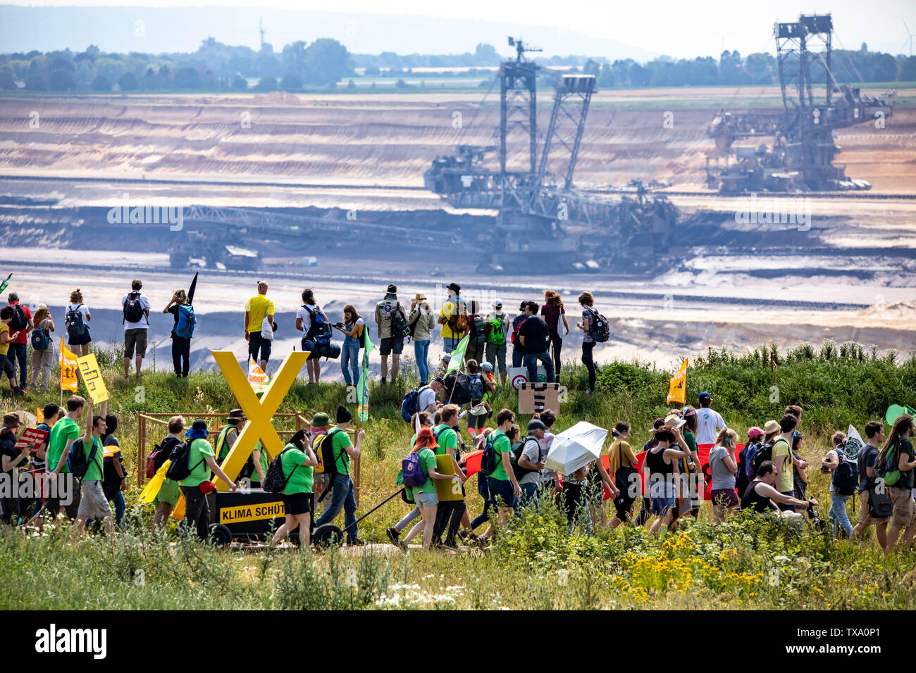 Prima la protezione del clima a livello internazionale la dimostrazione, clima sciopero, il movimento di venerdì per il futuro, presso la miniera di lignite Garzweiler, con diversi th Foto Stock