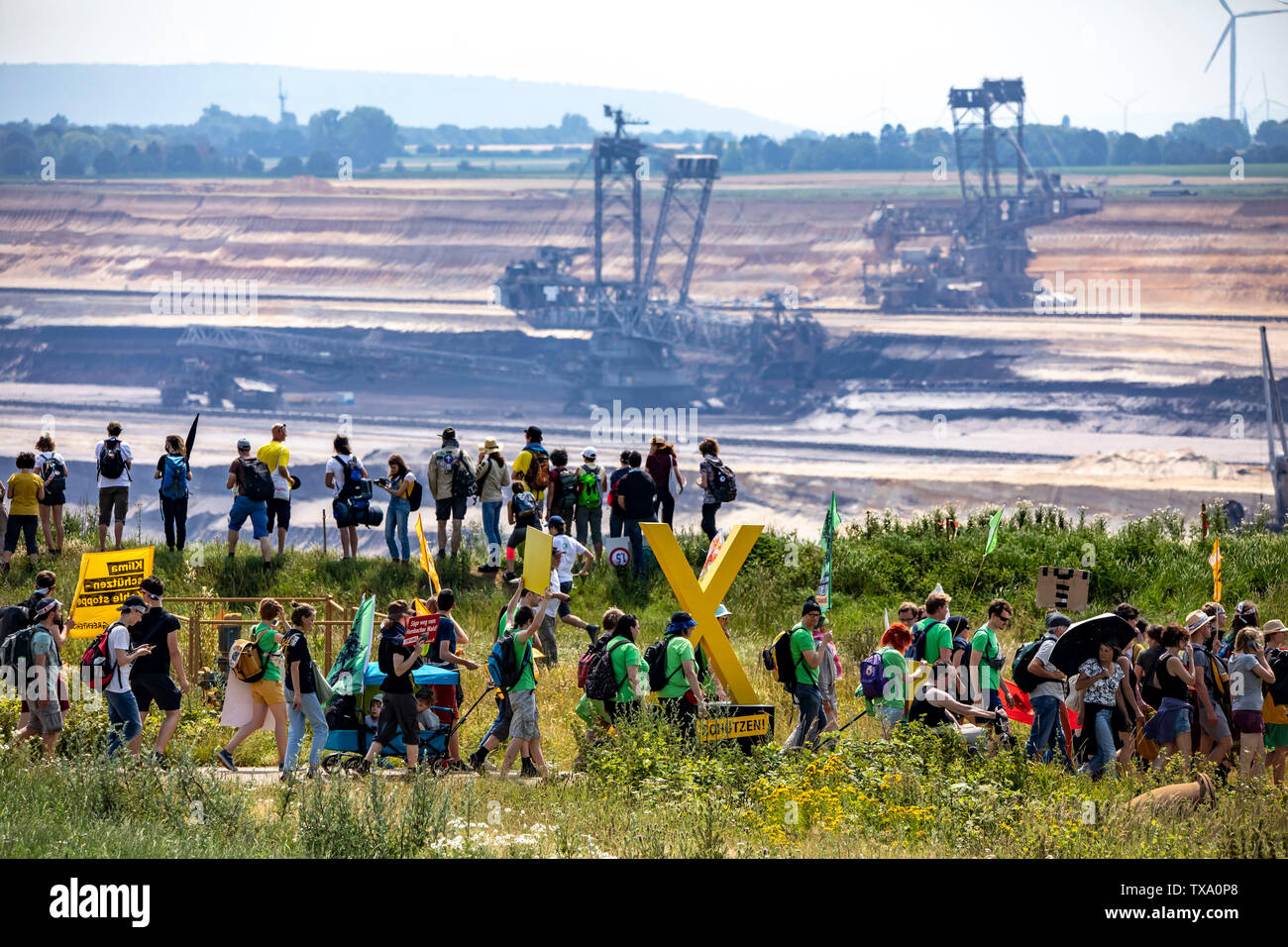 Prima la protezione del clima a livello internazionale la dimostrazione, clima sciopero, il movimento di venerdì per il futuro, presso la miniera di lignite Garzweiler, con diversi th Foto Stock