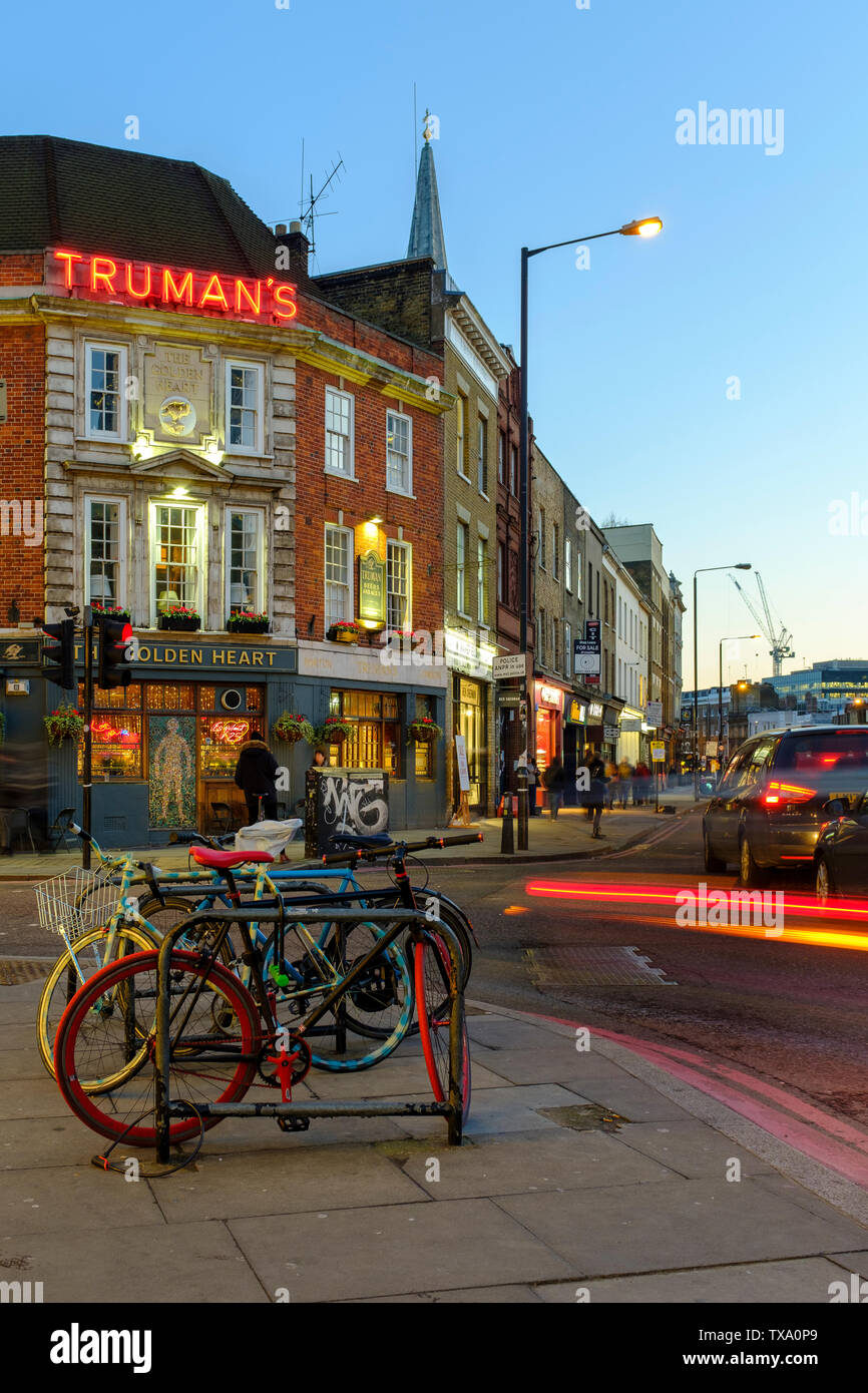 Il cuore d'Oro Public House sulla strada commerciale ,Whitechapel , Londra Foto Stock