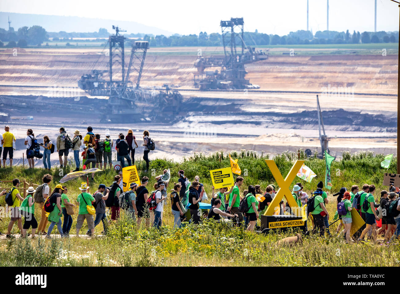 Prima la protezione del clima a livello internazionale la dimostrazione, clima sciopero, il movimento di venerdì per il futuro, presso la miniera di lignite Garzweiler, con diversi th Foto Stock