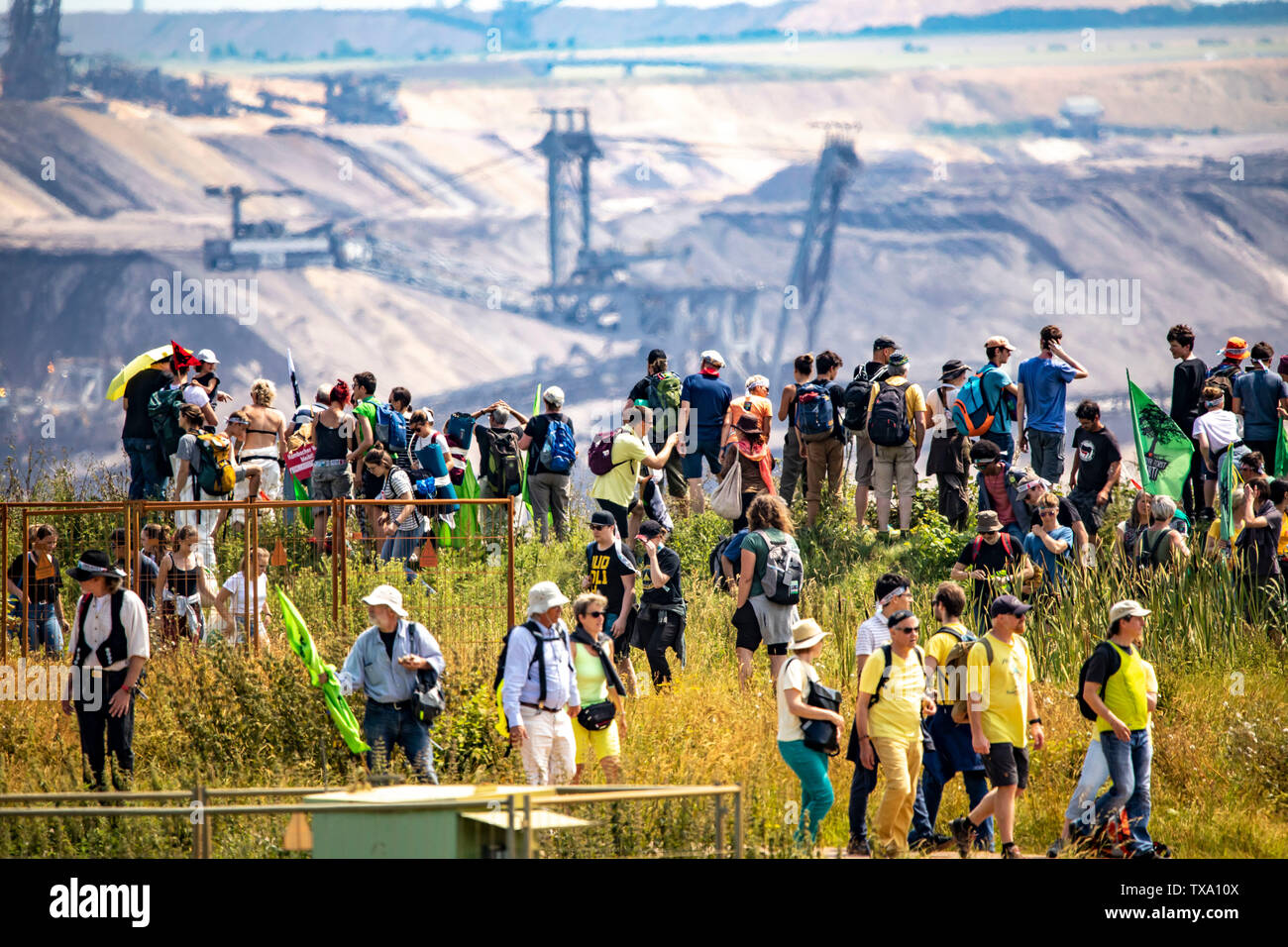 Prima la protezione del clima a livello internazionale la dimostrazione, clima sciopero, il movimento di venerdì per il futuro, presso la miniera di lignite Garzweiler, con diversi th Foto Stock