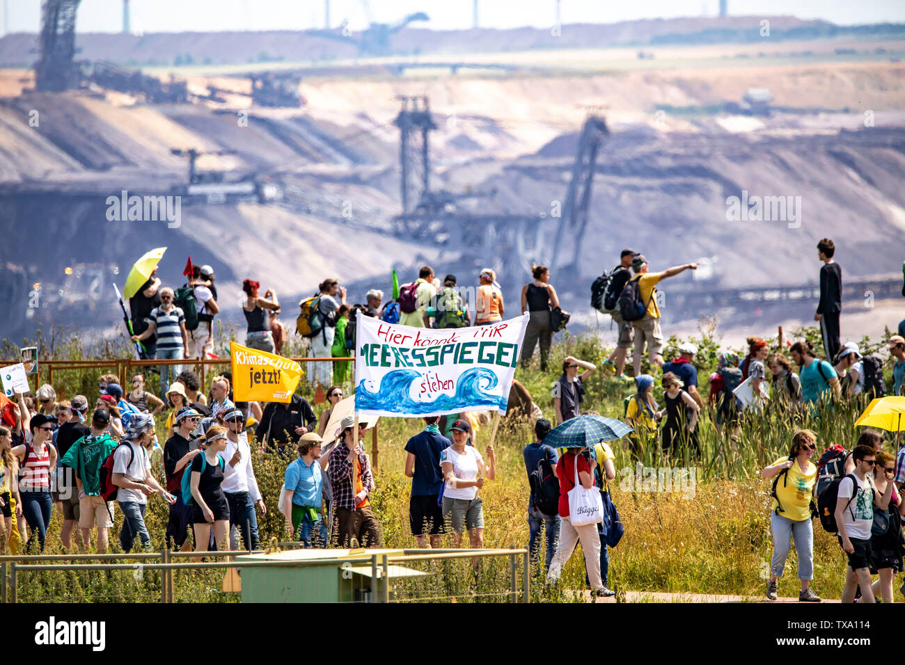 Prima la protezione del clima a livello internazionale la dimostrazione, clima sciopero, il movimento di venerdì per il futuro, presso la miniera di lignite Garzweiler, con diversi th Foto Stock