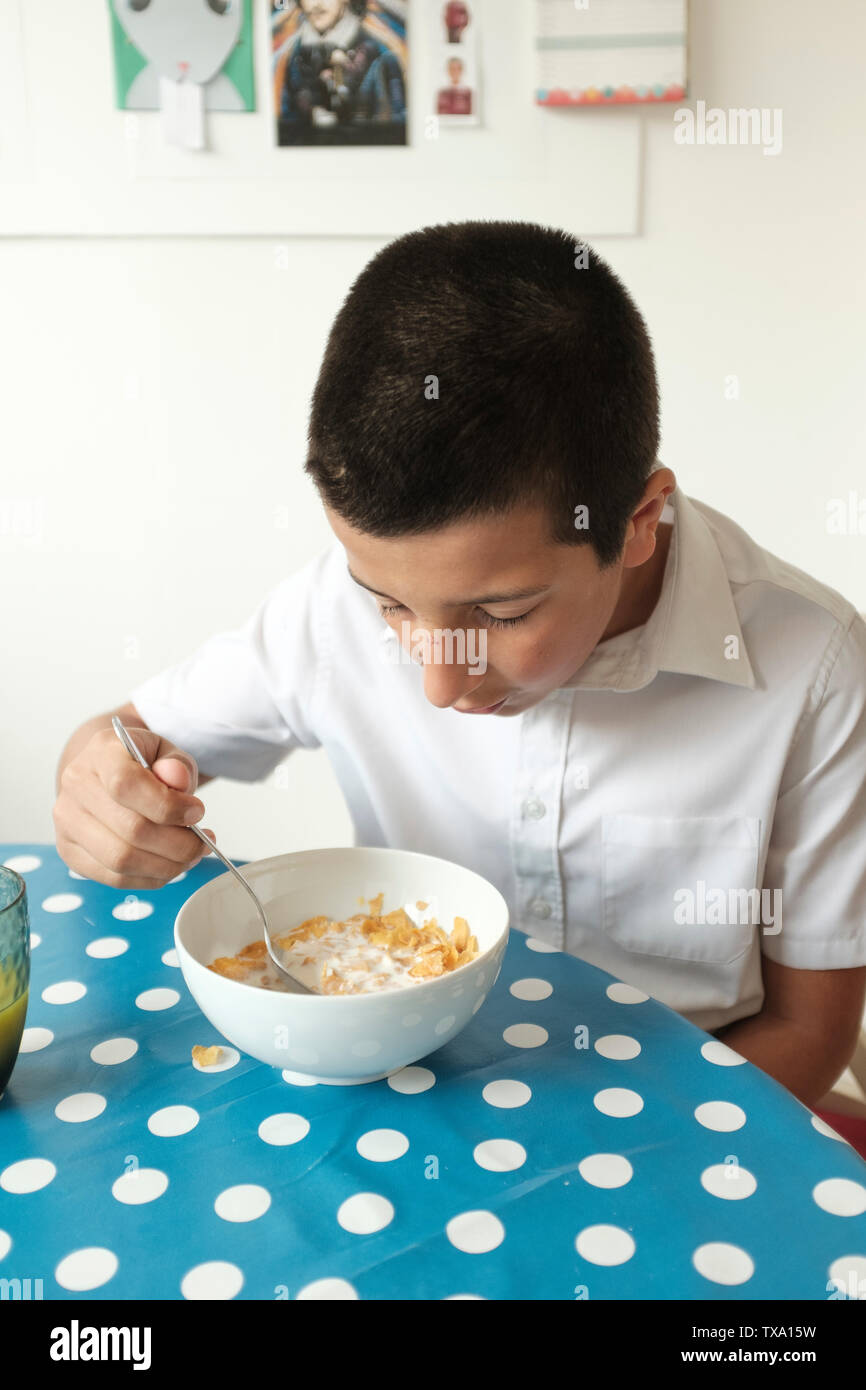 Regno Unito,Londra- schoolboy mangia colazione prima della scuola Foto Stock