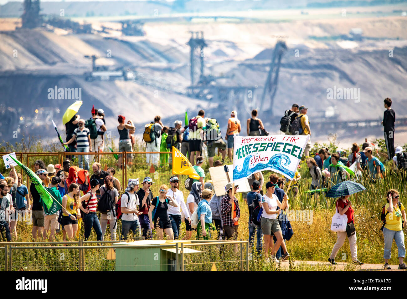 Prima la protezione del clima a livello internazionale la dimostrazione, clima sciopero, il movimento di venerdì per il futuro, presso la miniera di lignite Garzweiler, con diversi th Foto Stock