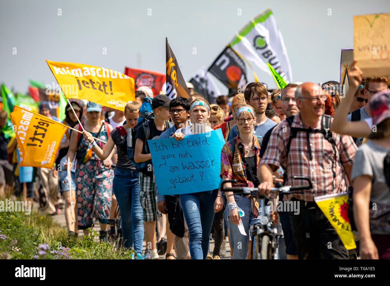 Prima la protezione del clima a livello internazionale la dimostrazione, clima sciopero, il movimento di venerdì per il futuro, presso la miniera di lignite Garzweiler, con diversi th Foto Stock