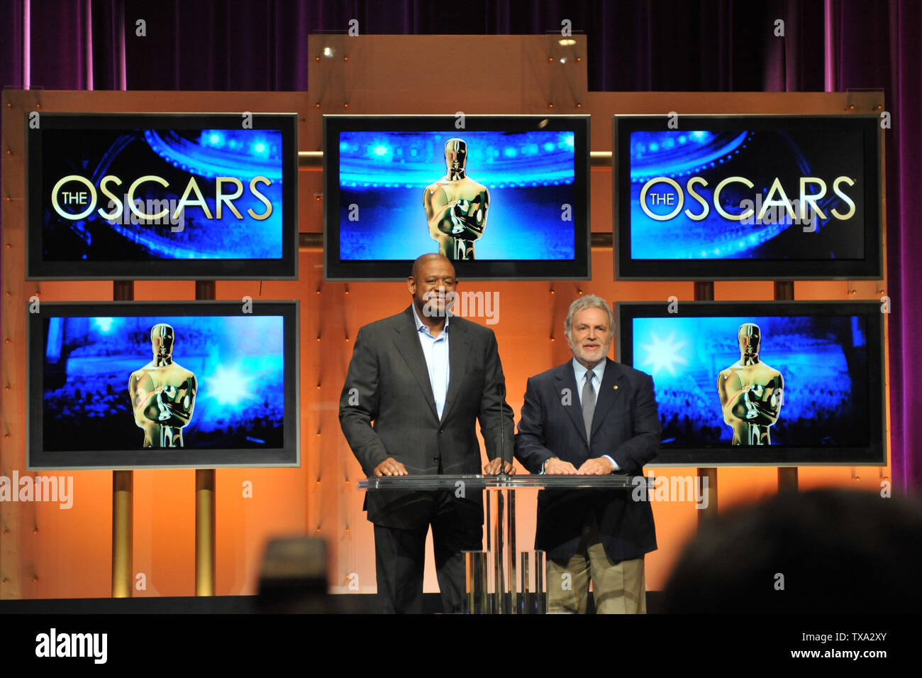 LOS ANGELES, CA. 22 gennaio 2009: Forest Whitaker (sinistra) & Academy Presidente Sid Ganis annunciando le candidature per la 81st Academy Awards al Samuel Goldwyn Theatre presso l'Academy of Motion Picture Arts & Sciences. © 2009 Paul Smith / Featureflash Foto Stock