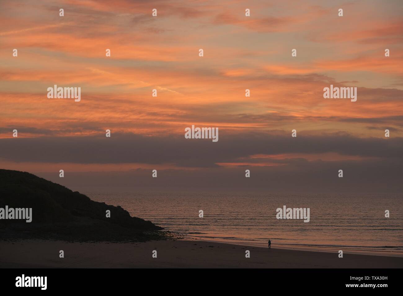 Gower, Swansea, Wales, Regno Unito. Il 24 giugno 2019. Meteo: dopo una calda giornata umida, il tramonto a Llanmadoc beach è accompagnato da una gelida brezza marina sulla costa di Gower, nel Galles del Sud. L'aria calda è previsione per tornare a partire da domani. Credito: Gareth Llewelyn/Alamy Live News Foto Stock