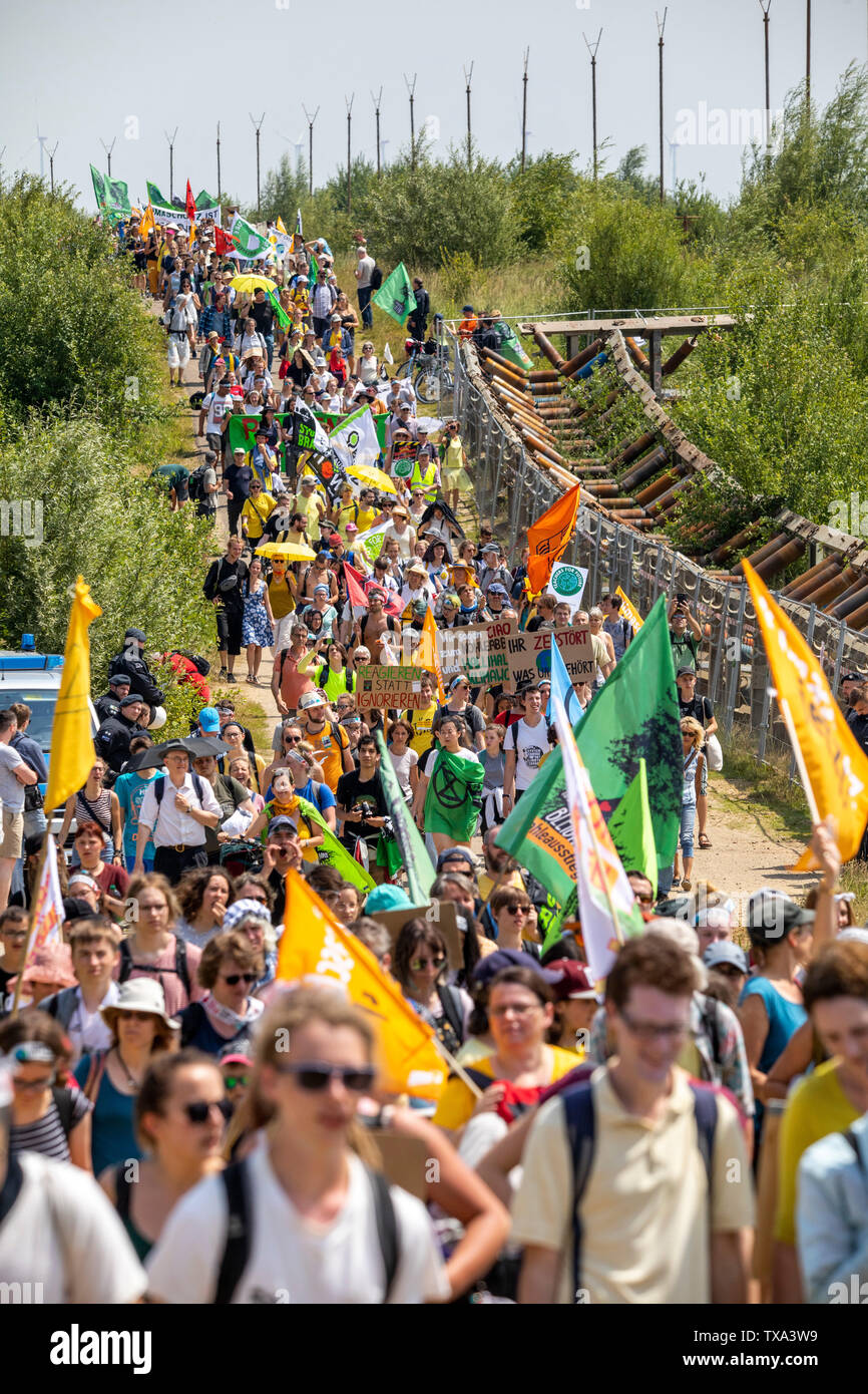Prima la protezione del clima a livello internazionale la dimostrazione, clima sciopero, il movimento di venerdì per il futuro, presso la miniera di lignite Garzweiler, con diversi th Foto Stock