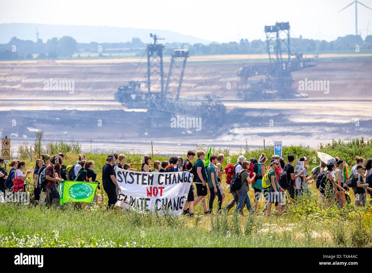 Prima la protezione del clima a livello internazionale la dimostrazione, clima sciopero, il movimento di venerdì per il futuro, presso la miniera di lignite Garzweiler, con diversi th Foto Stock