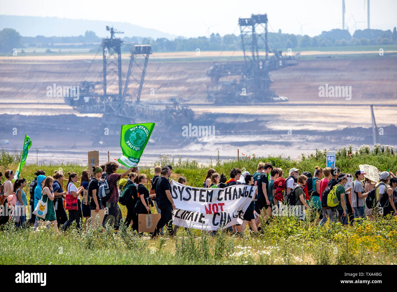 Prima la protezione del clima a livello internazionale la dimostrazione, clima sciopero, il movimento di venerdì per il futuro, presso la miniera di lignite Garzweiler, con diversi th Foto Stock