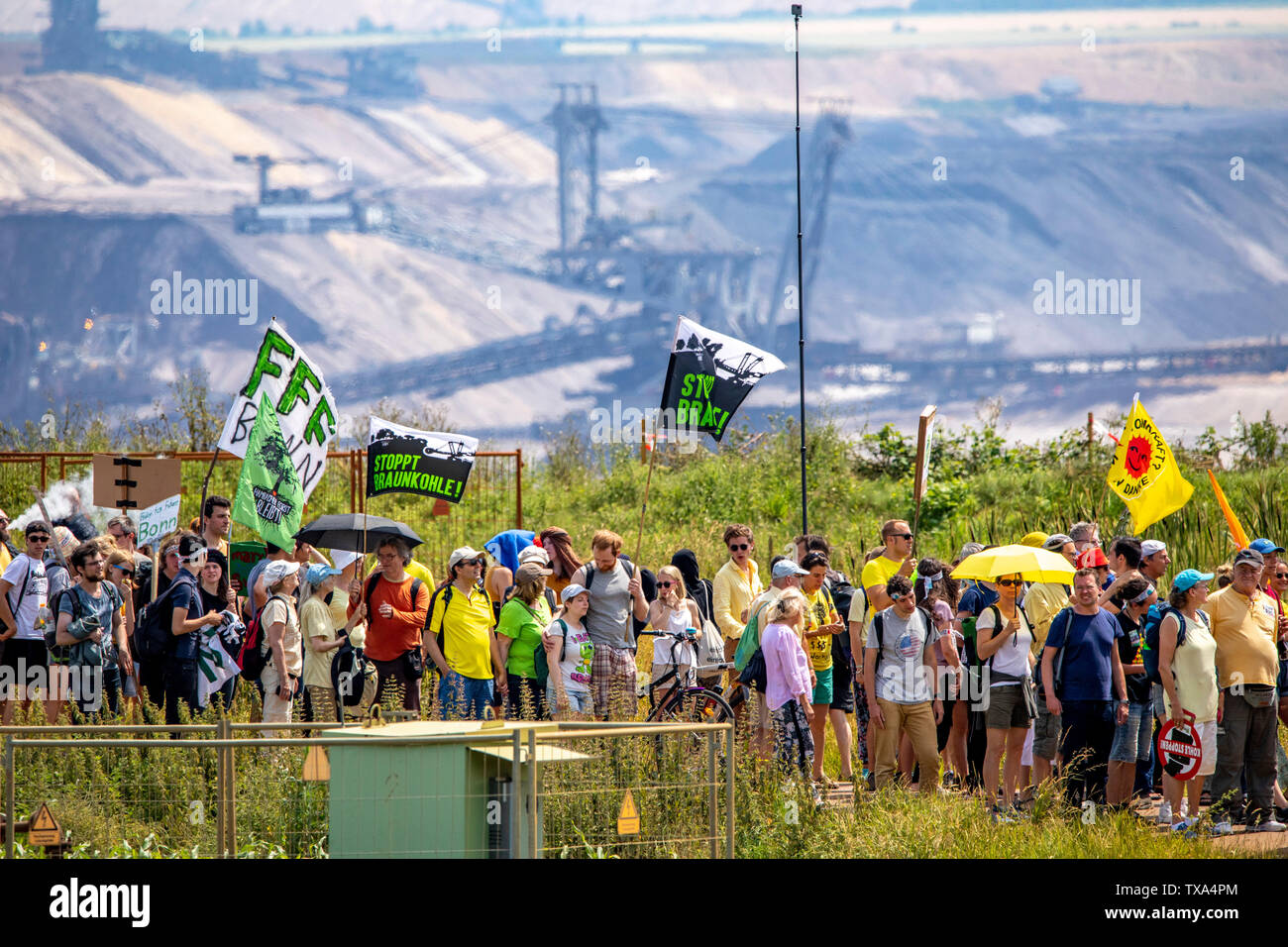 Prima la protezione del clima a livello internazionale la dimostrazione, clima sciopero, il movimento di venerdì per il futuro, presso la miniera di lignite Garzweiler, con diversi th Foto Stock