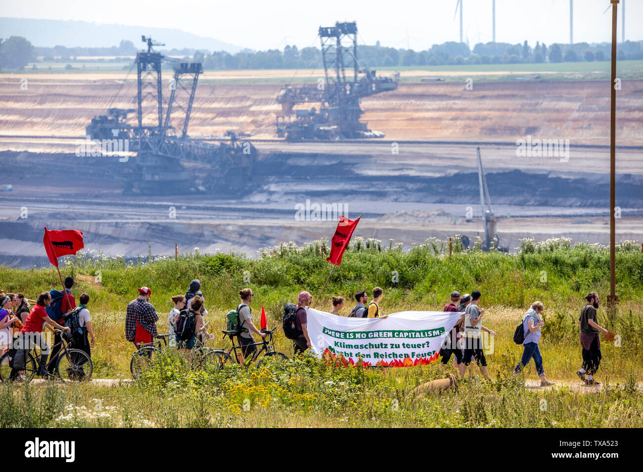 Prima la protezione del clima a livello internazionale la dimostrazione, clima sciopero, il movimento di venerdì per il futuro, presso la miniera di lignite Garzweiler, con diversi th Foto Stock