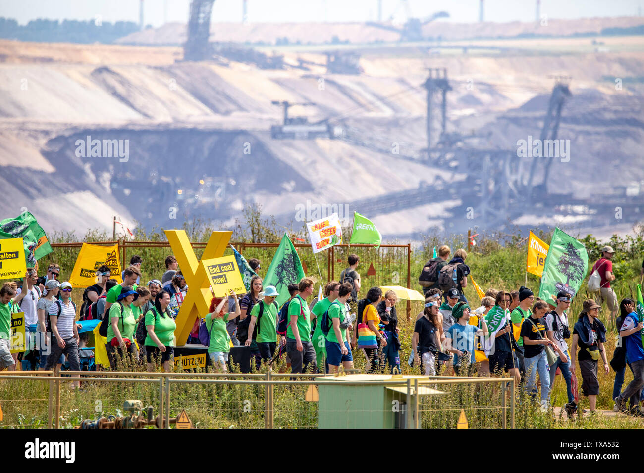 Prima la protezione del clima a livello internazionale la dimostrazione, clima sciopero, il movimento di venerdì per il futuro, presso la miniera di lignite Garzweiler, con diversi th Foto Stock