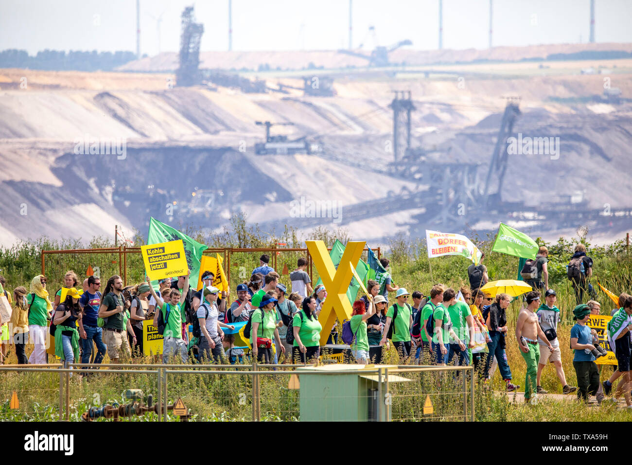 Prima la protezione del clima a livello internazionale la dimostrazione, clima sciopero, il movimento di venerdì per il futuro, presso la miniera di lignite Garzweiler, con diversi th Foto Stock