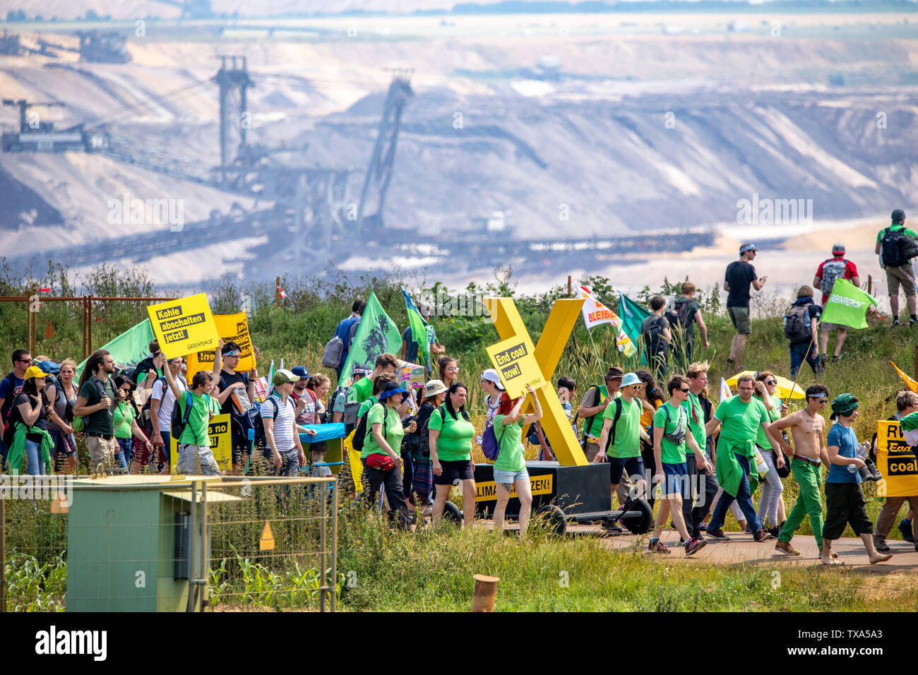 Prima la protezione del clima a livello internazionale la dimostrazione, clima sciopero, il movimento di venerdì per il futuro, presso la miniera di lignite Garzweiler, con diversi th Foto Stock