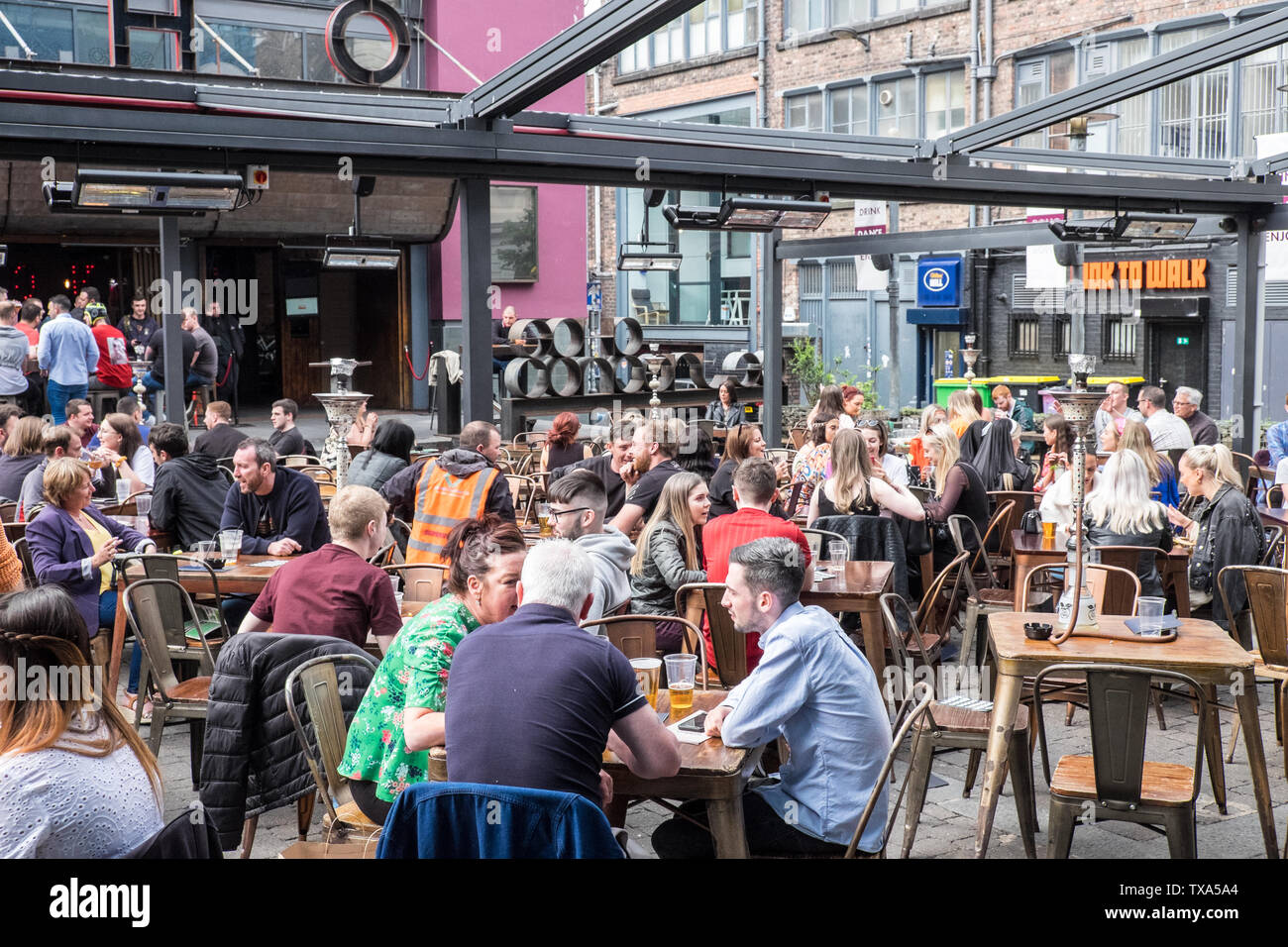 Concert Square,bere,vita notturna,alcol,aperto,bar,space,area,zona,Liverpool,Nord,Nord,città,Merseyside,l'Inghilterra,inglese,GB,Gran Bretagna,British,UK Foto Stock