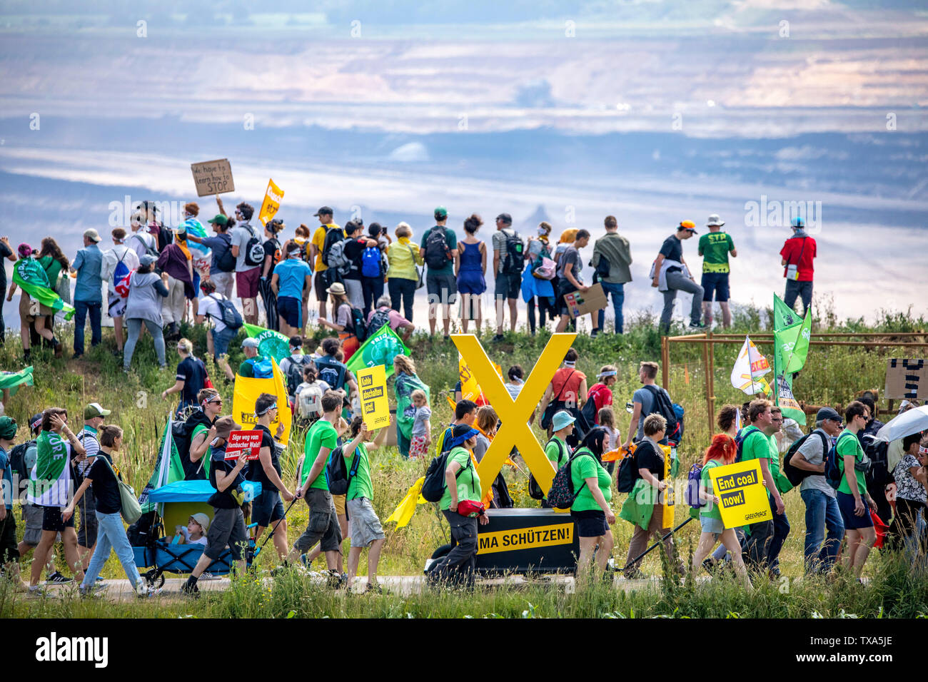 Prima la protezione del clima a livello internazionale la dimostrazione, clima sciopero, il movimento di venerdì per il futuro, presso la miniera di lignite Garzweiler, con diversi th Foto Stock