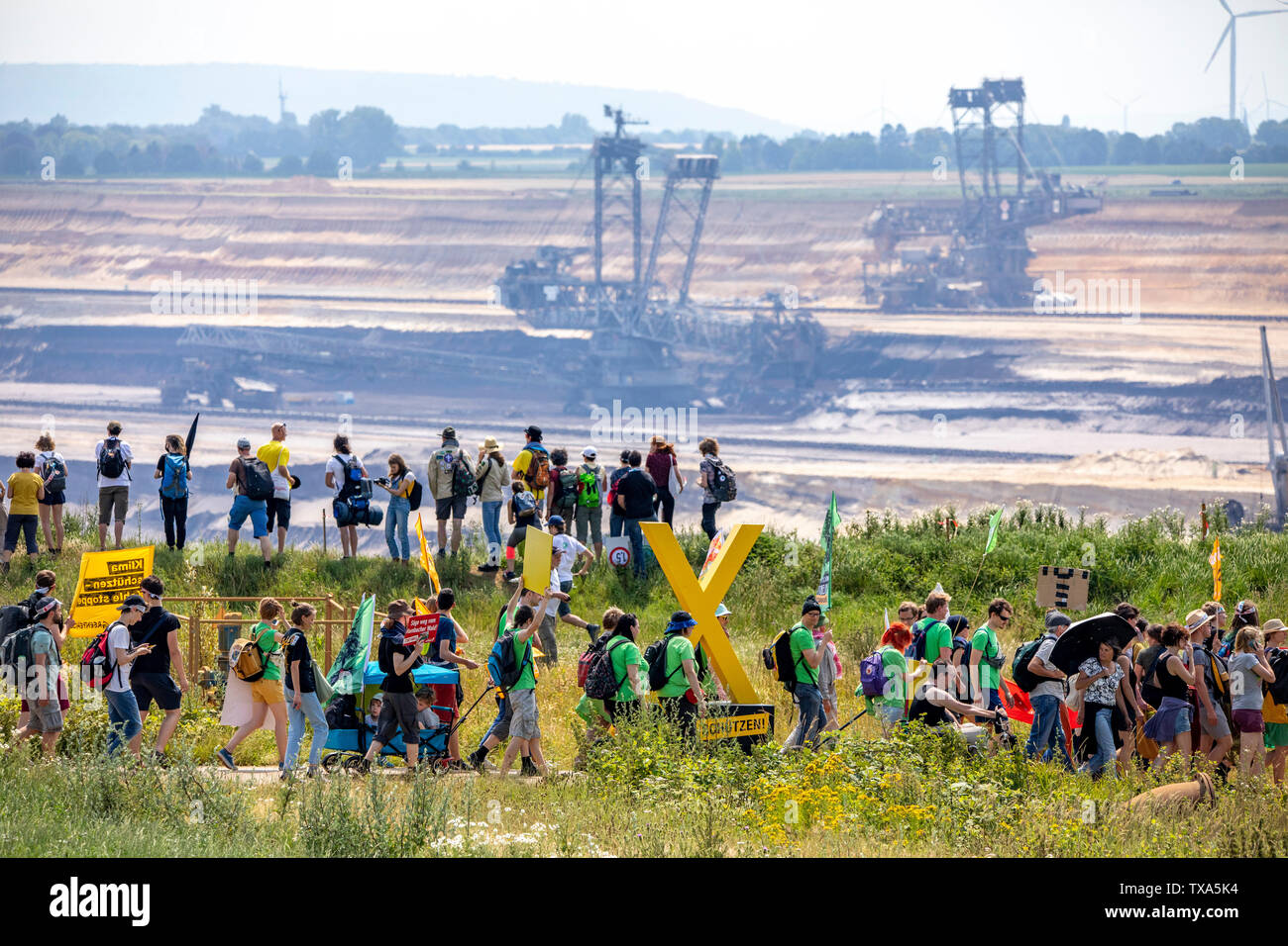 Prima la protezione del clima a livello internazionale la dimostrazione, clima sciopero, il movimento di venerdì per il futuro, presso la miniera di lignite Garzweiler, con diversi th Foto Stock