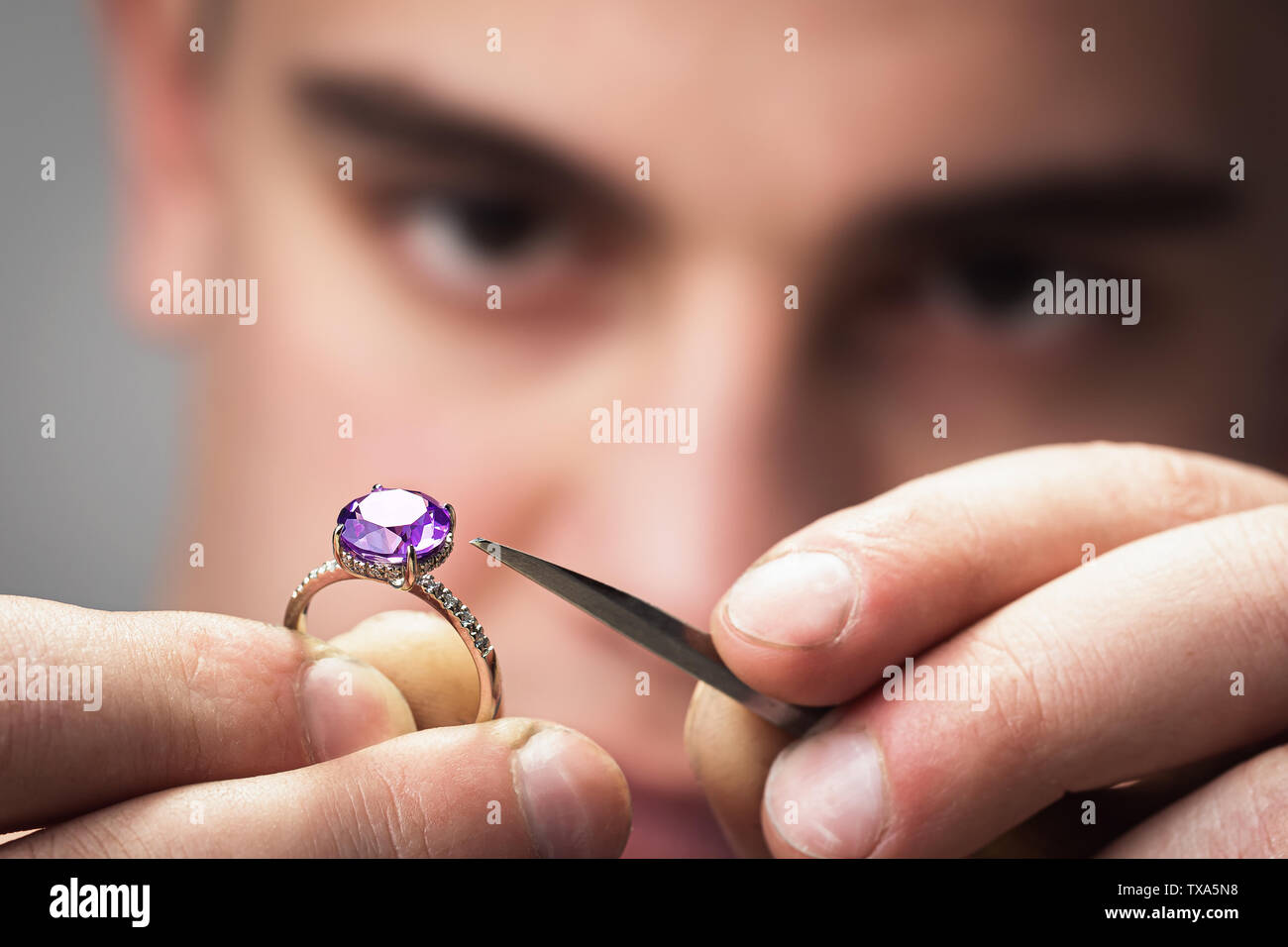 Master esaminerà i gioielli per difetti. Close-up il flusso di lavoro Foto Stock
