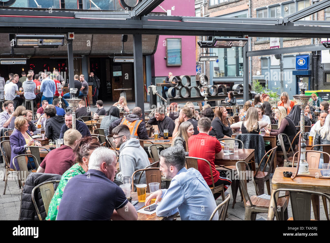 Concert Square,bere,vita notturna,alcol,aperto,bar,space,area,zona,Liverpool,Nord,Nord,città,Merseyside,l'Inghilterra,inglese,GB,Gran Bretagna,British,UK Foto Stock