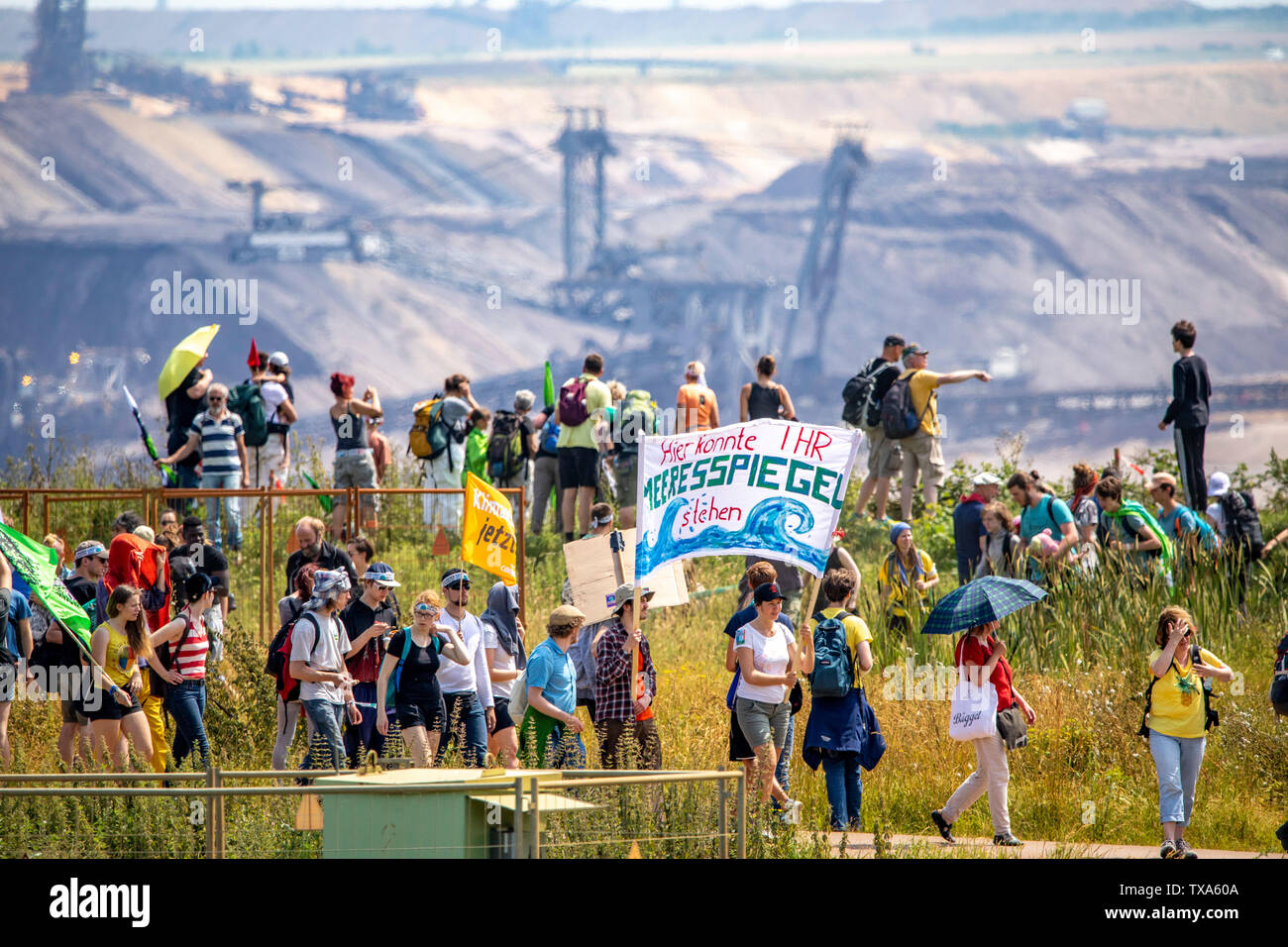 Prima la protezione del clima a livello internazionale la dimostrazione, clima sciopero, il movimento di venerdì per il futuro, presso la miniera di lignite Garzweiler, con diversi th Foto Stock
