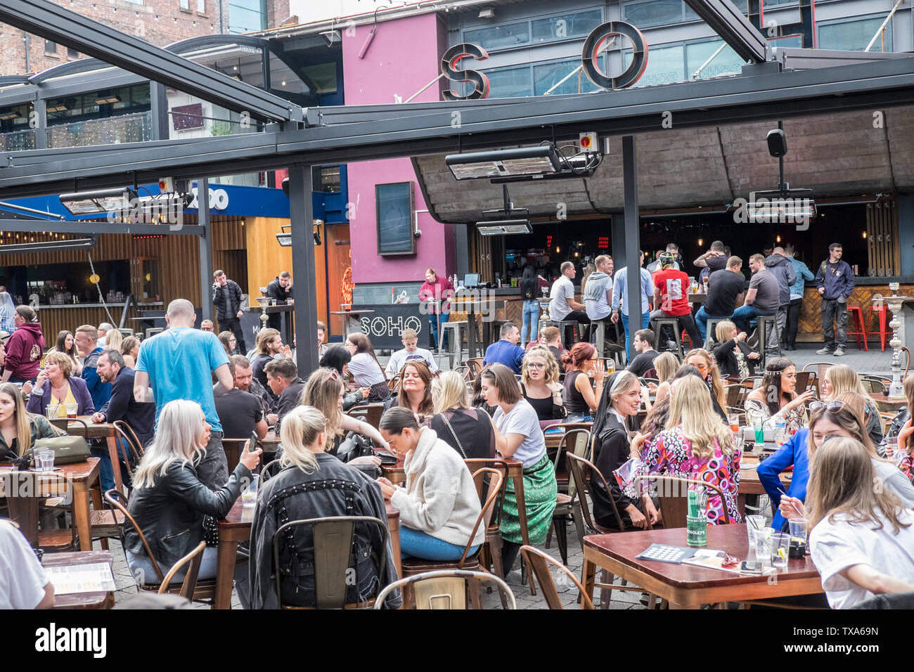 Concert Square,bere,vita notturna,alcol,aperto,bar,space,area,zona,Liverpool,Nord,Nord,città,Merseyside,l'Inghilterra,inglese,GB,Gran Bretagna,British,UK Foto Stock