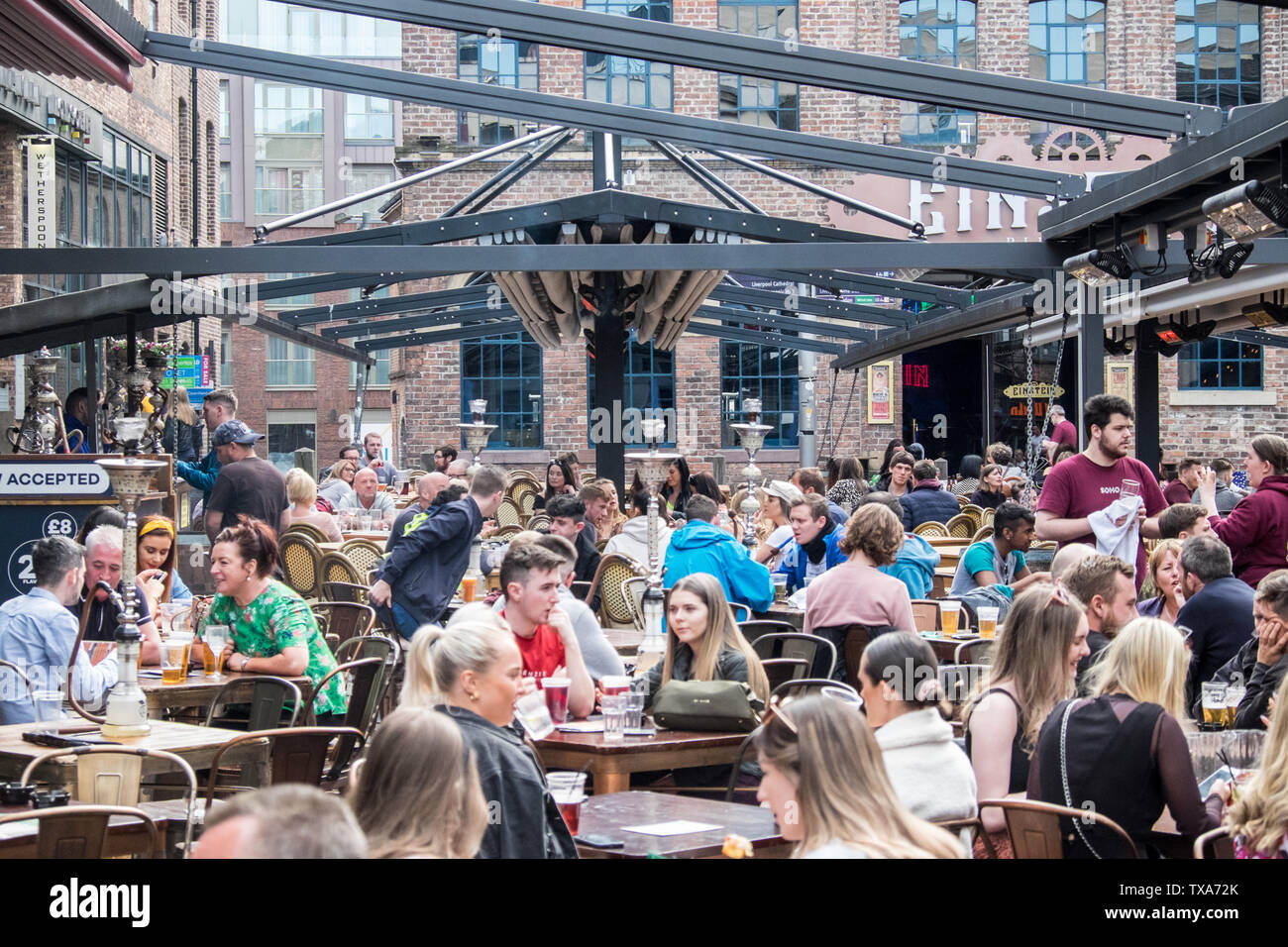 Concert Square,bere,vita notturna,alcol,aperto,bar,space,area,zona,Liverpool,Nord,Nord,città,Merseyside,l'Inghilterra,inglese,GB,Gran Bretagna,British,UK Foto Stock