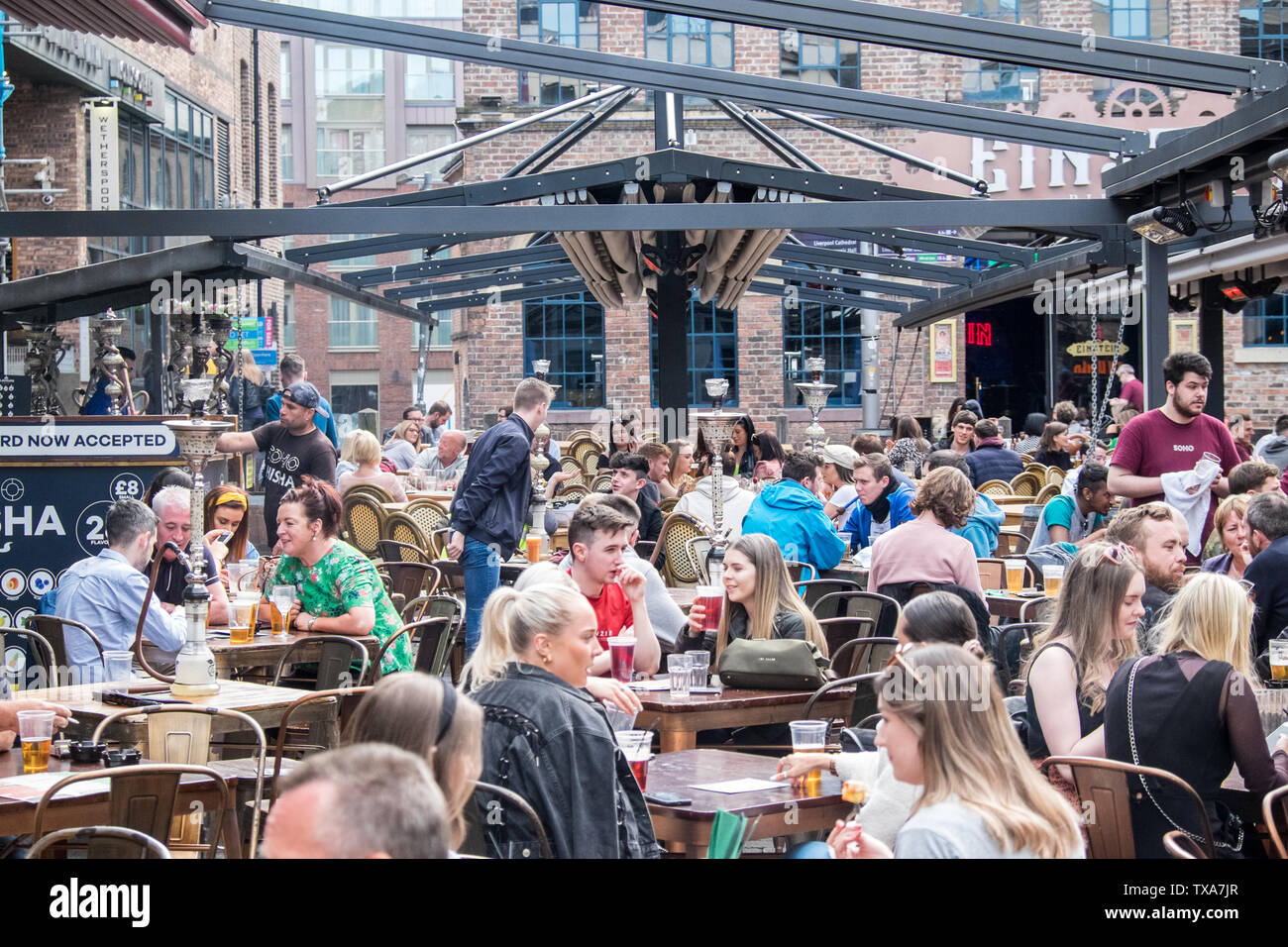 Concert Square,bere,vita notturna,alcol,aperto,bar,space,area,zona,Liverpool,Nord,Nord,città,Merseyside,l'Inghilterra,inglese,GB,Gran Bretagna,British,UK Foto Stock