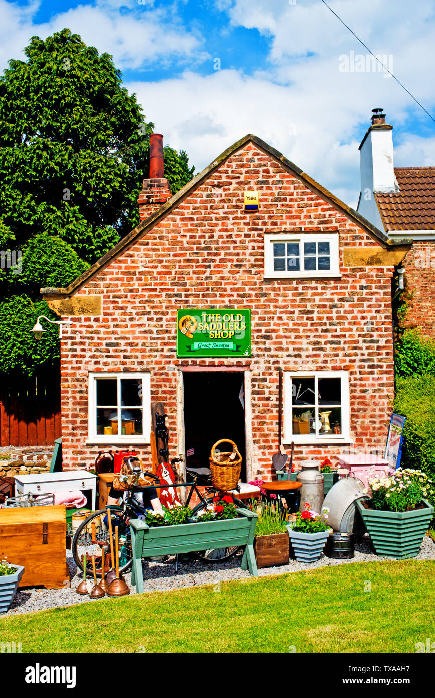 Il vecchio Sadlers Shop, grande Smeaton, North Yorkshire, Inghilterra Foto Stock