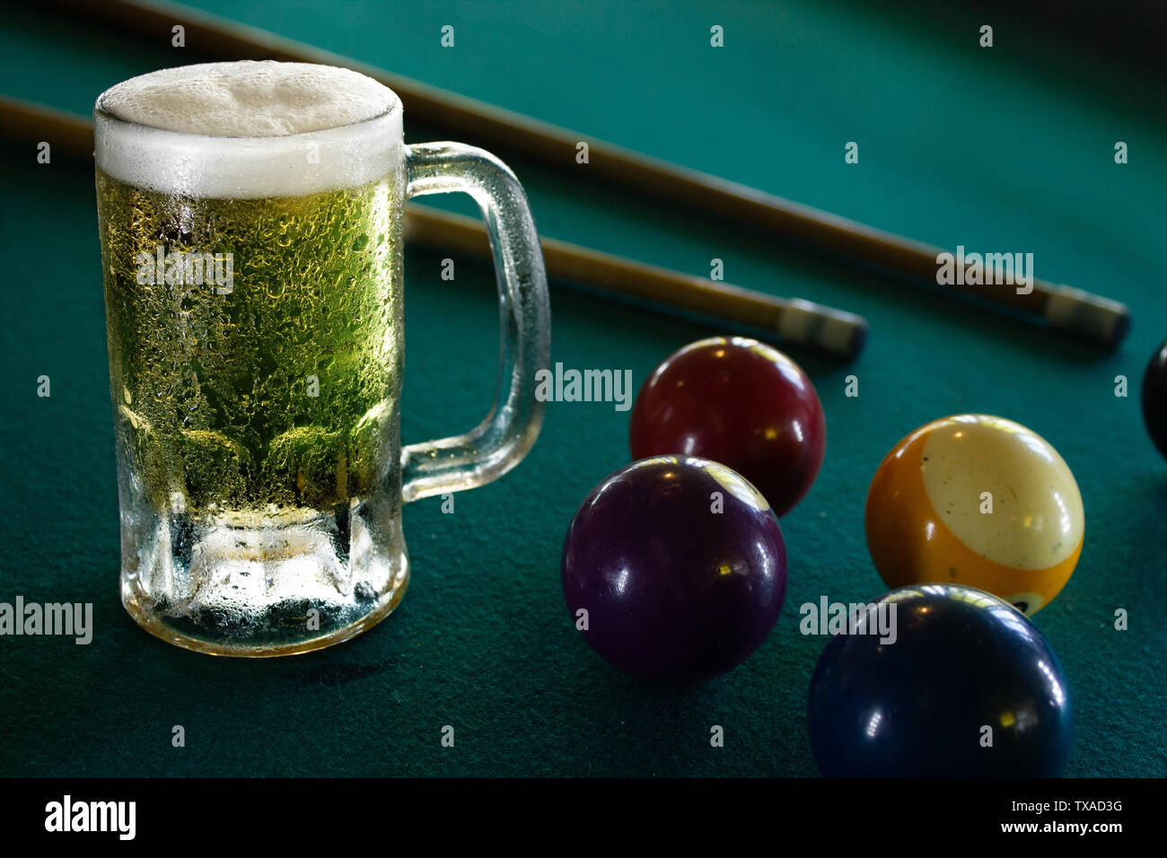 Congelati un boccale di birra su di un verde tavolo da biliardo, congelate, birra fredda Foto Stock