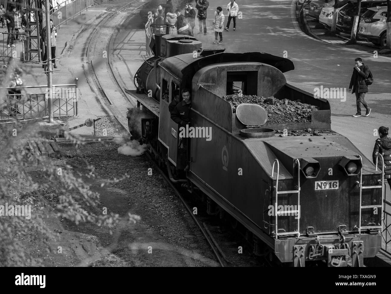 La miniera di carbone per quasi un centinaio di anni, il piccolo treno a vapore, che è ancora in funzione, è stato testimone di storia. Essa ha inoltre registrato l'ingombro della nuova Cina da debole a forte. La base sudoccidentale, che una volta ha contribuito l'energia alla resistenza contro il Giappone, è ora diventata una mecca per visitare la città e per il turismo. Foto Stock