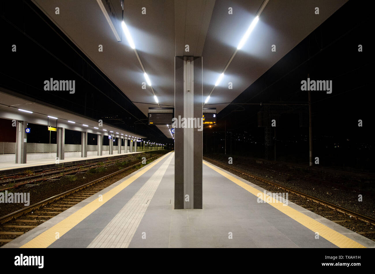 Stazione ferroviaria moderna con molto ben ighted area binari e le vie per il treno struttura moderna recentemente rinnovato Foto Stock