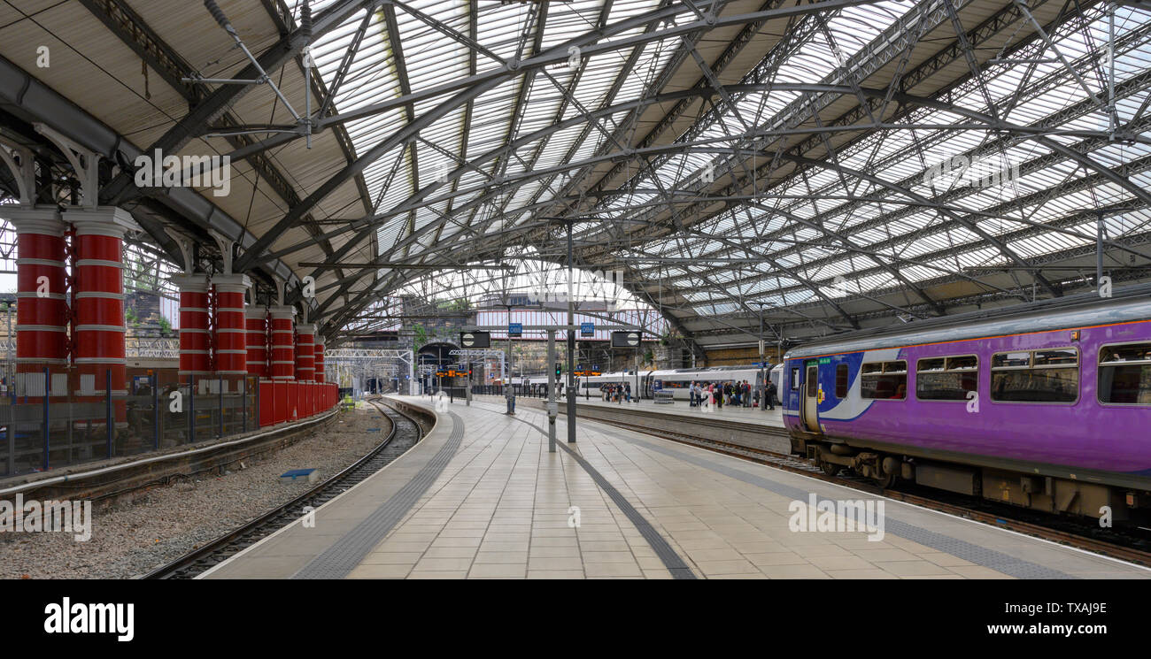 Marciapiedi di stazione a stazione ferroviaria di Liverpool Lime Street, Liverpool, England, Regno Unito Foto Stock