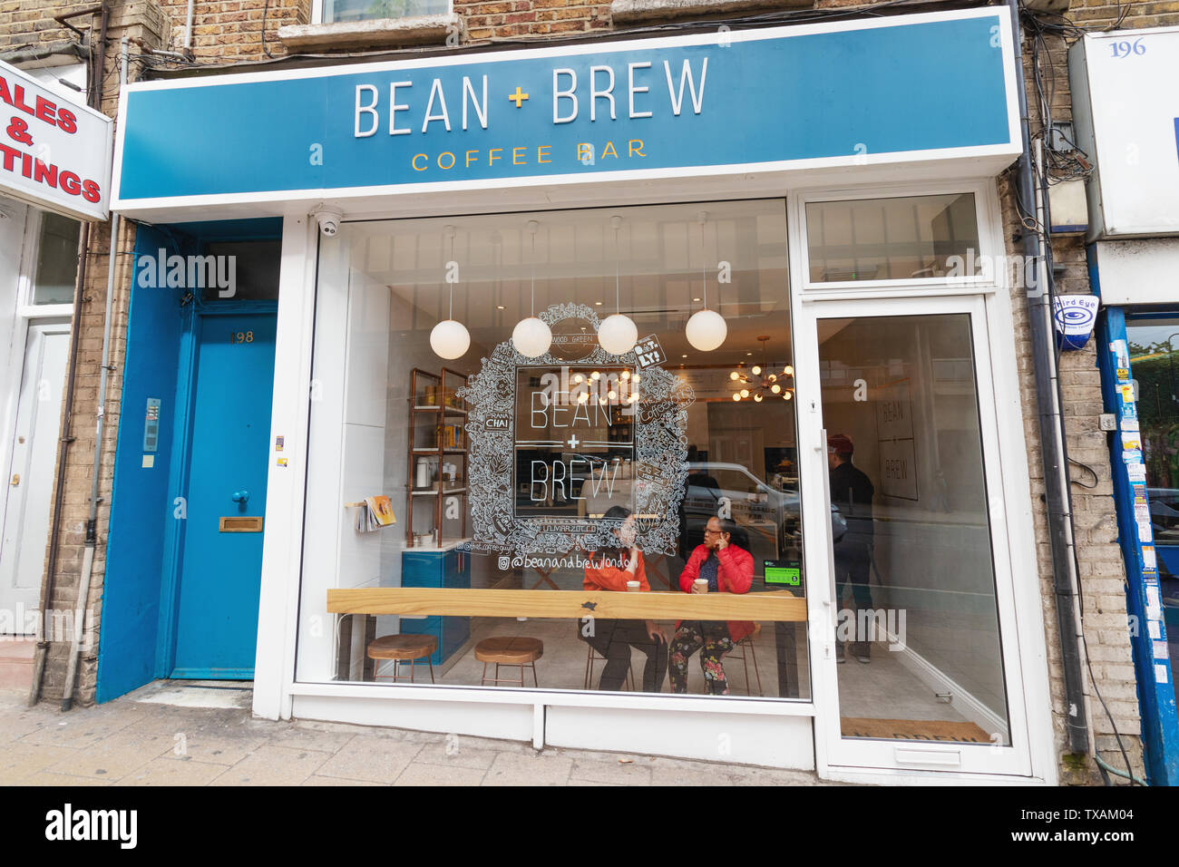 London / UK - 15 Giugno 2019 - Fagiolo e indipendente Brew Coffee Bar in legno verde, Haringey Foto Stock